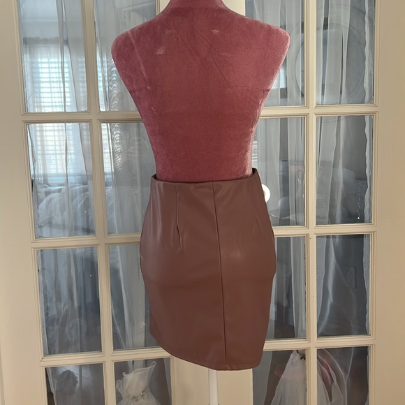 Dusty rose colour faux leather skirt - Picture 3 of 4